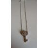 Kép 2/2 - Kulcs medálos ezüst színű nyaklánc, strasszkövekkel díszítve