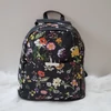 Kép 1/6 - Virág mintás női hátitáska fekete