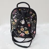 Kép 4/5 - Virág mintás elegáns női hátitáska fekete