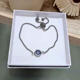 Strasszköves medálos elegáns karkötő kék