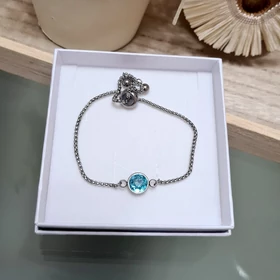 Strasszköves medálos elegáns karkötő világoskék