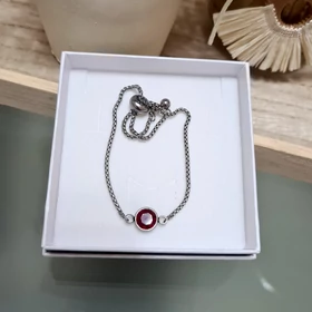 Strasszköves medálos elegáns karkötő piros