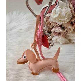 Tacskó formás műbőr kulcstartó kiegészítőkkel rózsaszín