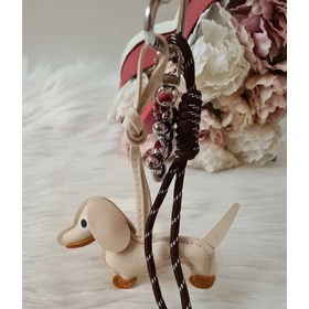 Tacskó formás műbőr kulcstartó kiegészítőkkel vajszínű