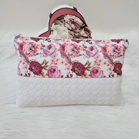 Virág mintás műbőr neszesszer fehér