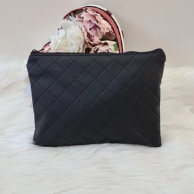 Közepes méretű műbőr neszesszer fekete