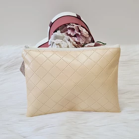 Nyomott mintás közepes méretű műbőr neszesszer arany