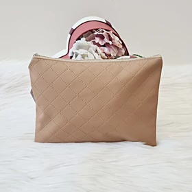 Nyomott mintás közepes méretű műbőr neszesszer barna