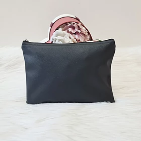 Egyszínű közepes méretű műbőr neszesszer fekete