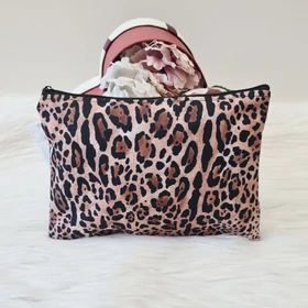 Leopárd mintás közepes méretű neszesszer 