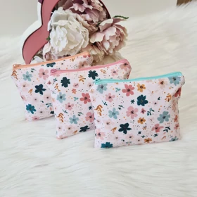 Apró virág mintás kis méretű neszesszer 