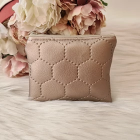 Kis méretű műbőr neszesszer bronz