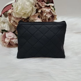 Kis méretű műbőr neszesszer fekete