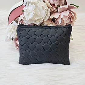 Nyomott mintás kis méretű műbőr neszesszer fekete