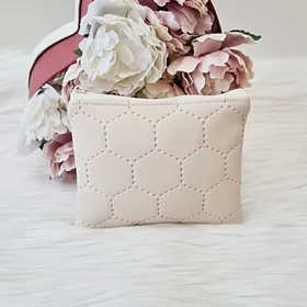 Nyomott mintás kis méretű műbőr neszesszer vajszínű