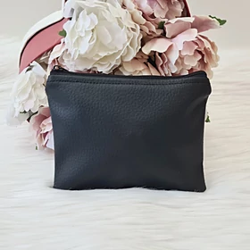 Egyszínű kis méretű műbőr neszesszer fekete