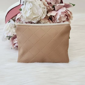 Nyomott mintás kis méretű műbőr neszesszer barna