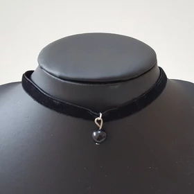 Bársonyos choker nyaklánc gyöngy dísszel fekete