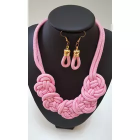 Csomózott nyaklánc fülbevalóval rózsaszín