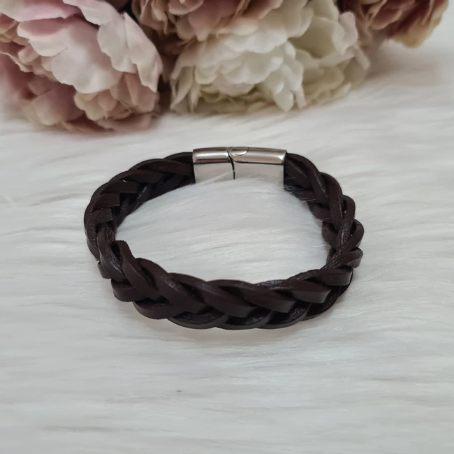 Fonott férfi bőr karkötő barna