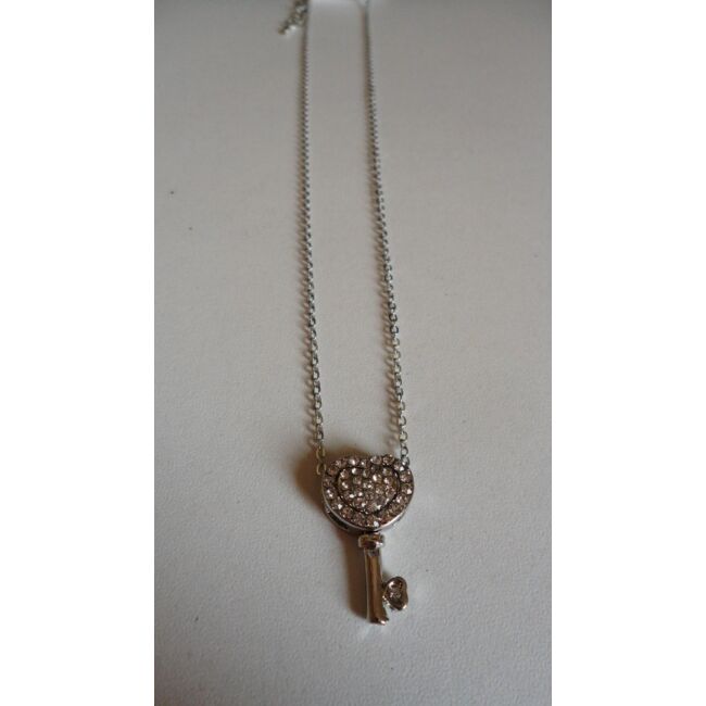Kulcs medálos ezüst színű nyaklánc, strasszkövekkel díszítve