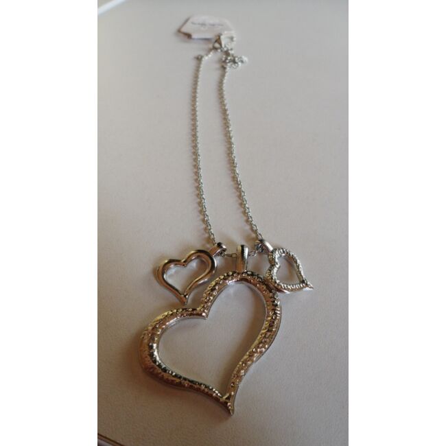 Tripla szív medálos ezüst színű nyaklánc, strasszkövekkel díszítve