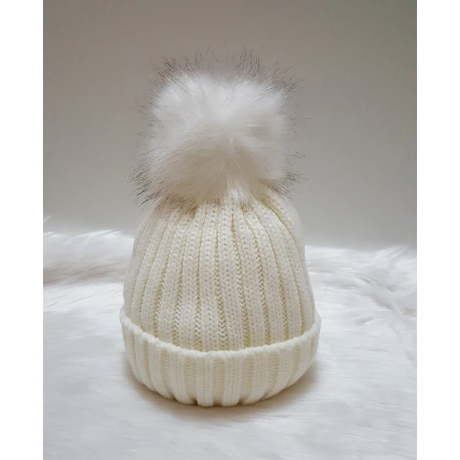 Kötött sapka pom pommal fehér