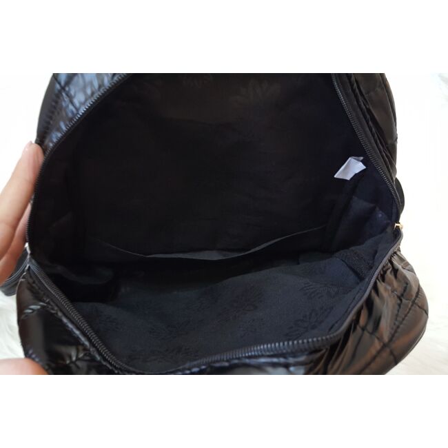 Varrott mintás pufis hátitáska cipzáros zsebekkel fekete