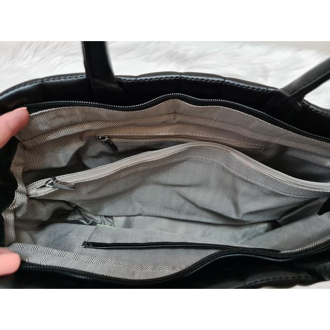 Négyzet mintás pufis női válltáska fekete