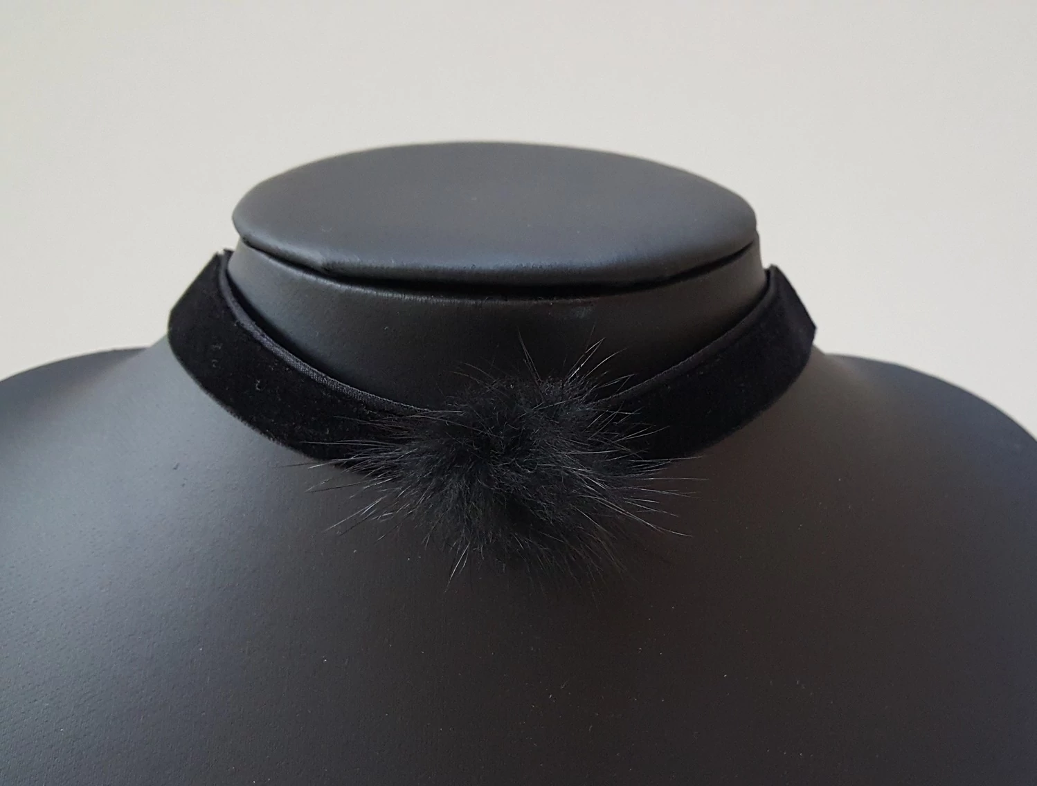 Pom pom díszes choker nyaklánc fekete