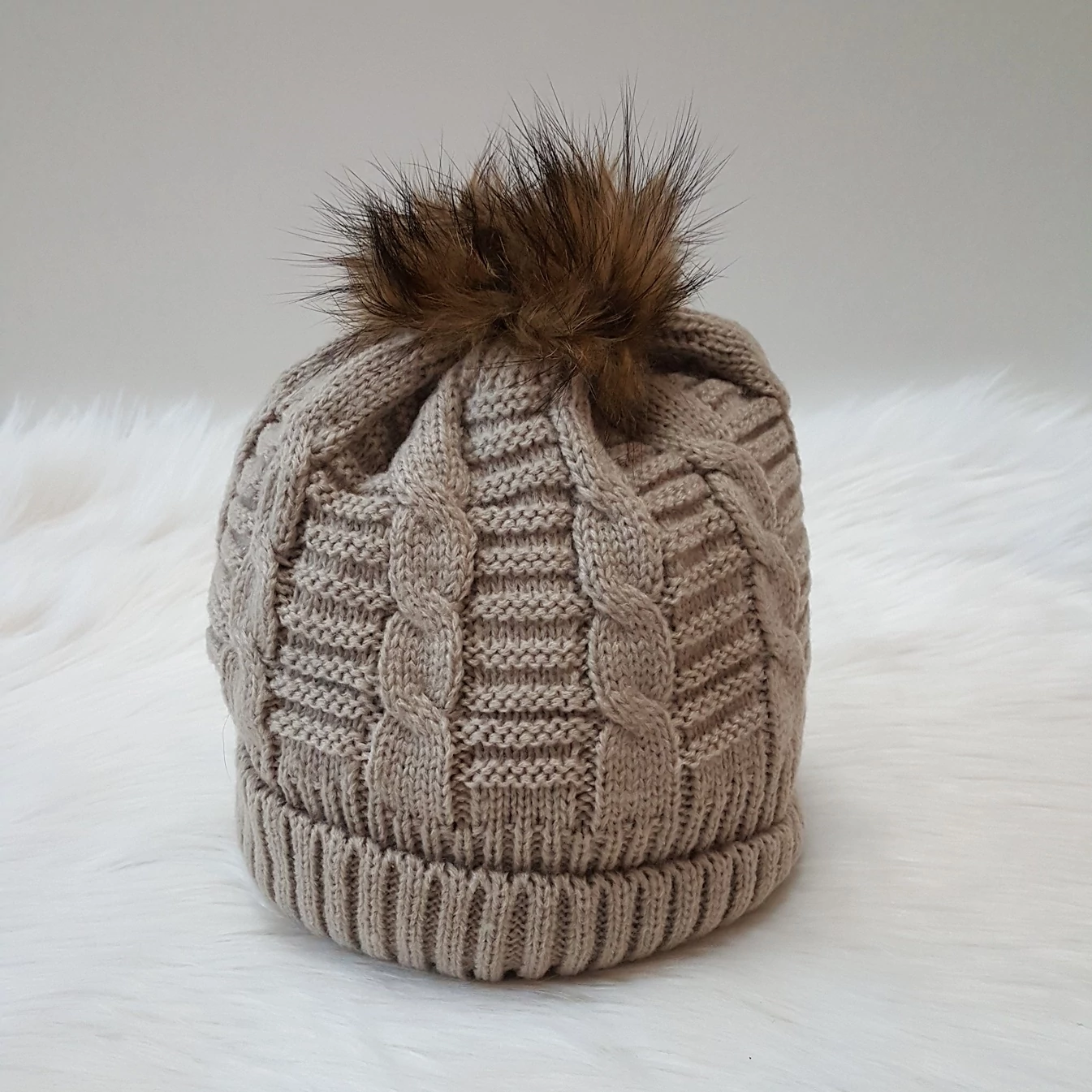 Pihe puha kötött sapka pom pom dísszel barna